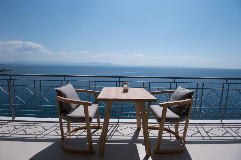 Infinity Hotel Gytheio 外观 照片